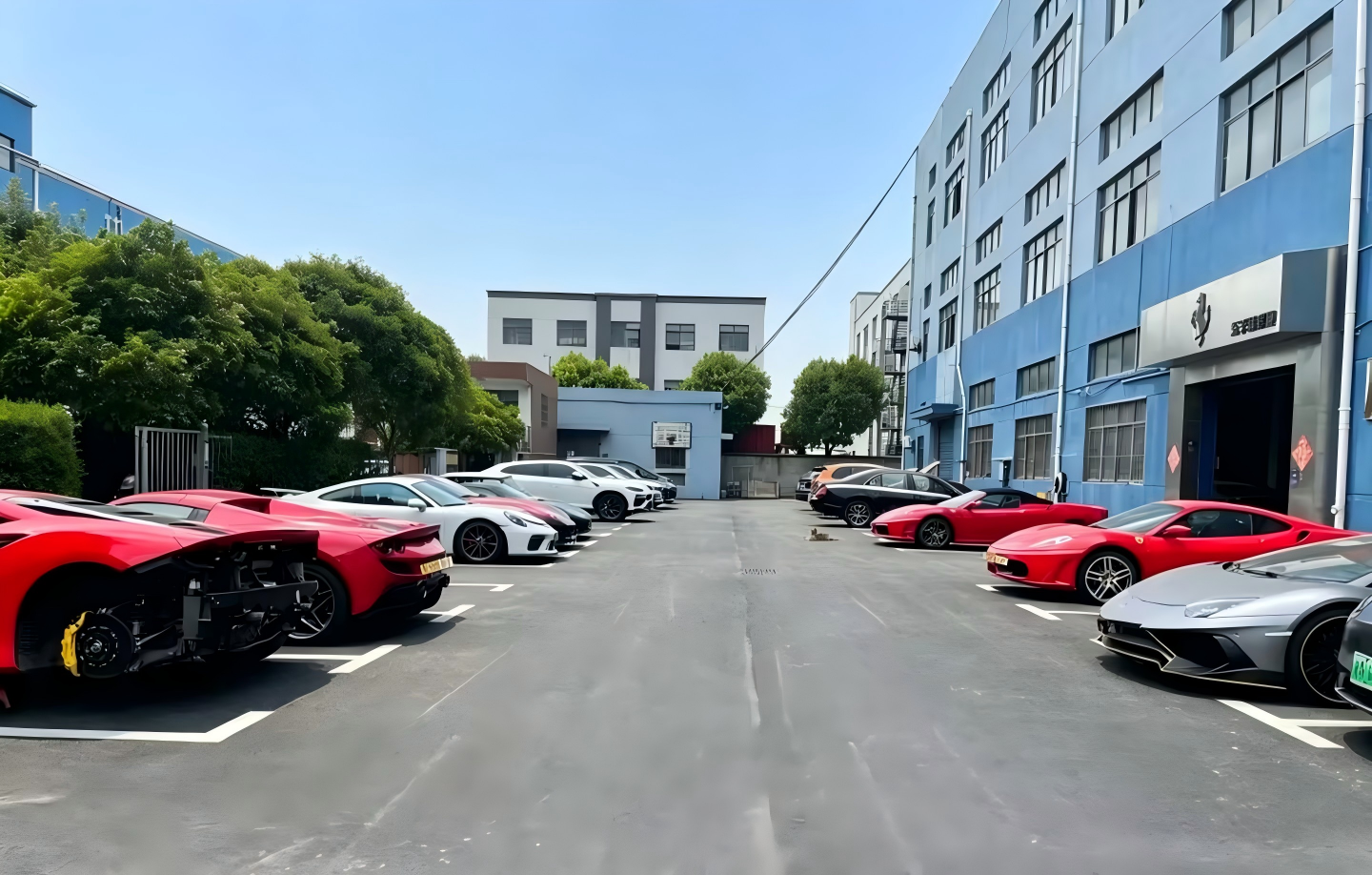 东半球超跑维修车间